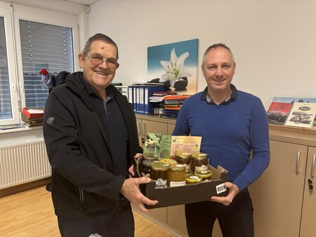 Dušan Zidar, član ČD AŽ izroča med Mateju Grahorju